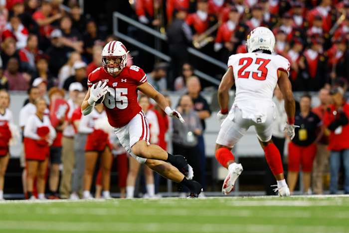 Wisconsin tight end Clay Cundiff running with the football against Illinois State.
